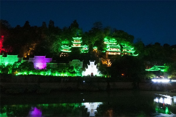 城市公園景觀亮化燈光與環(huán)境相結合